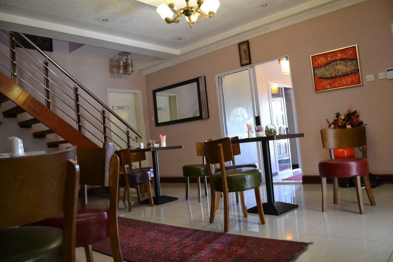 Triple Palms Bed And Breakfast Gaborone Dış mekan fotoğraf