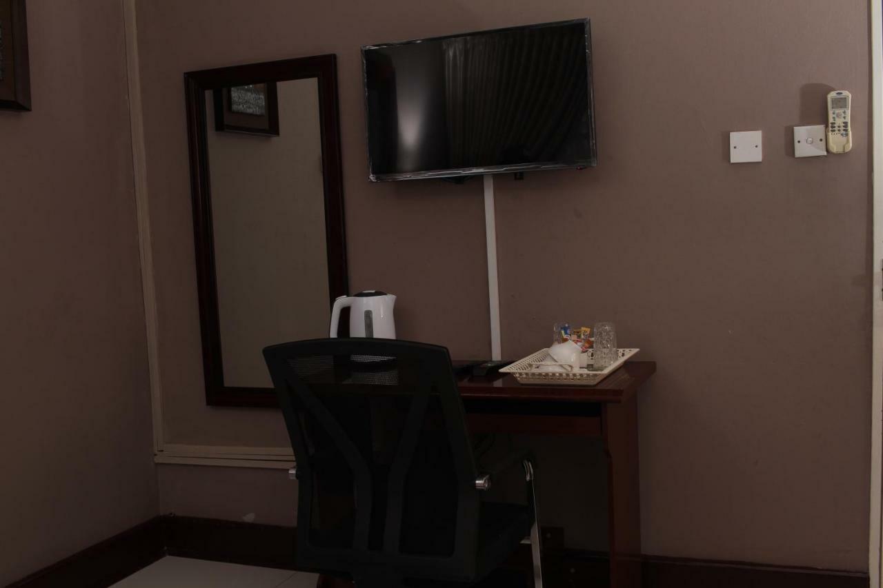 Triple Palms Bed And Breakfast Gaborone Dış mekan fotoğraf