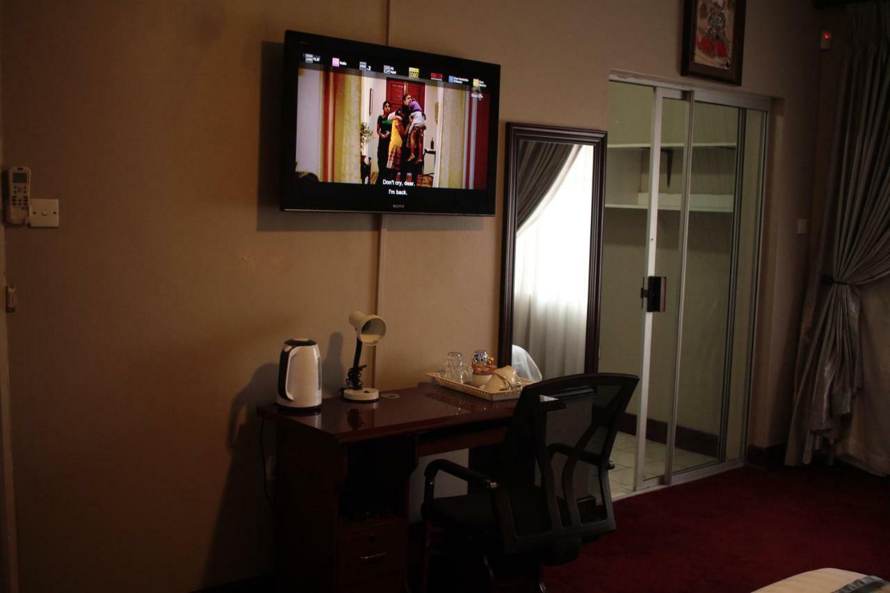 Triple Palms Bed And Breakfast Gaborone Dış mekan fotoğraf